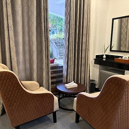 Elegant Hotel Канди Екстериор снимка