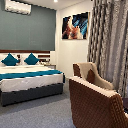 Elegant Hotel Канди Екстериор снимка
