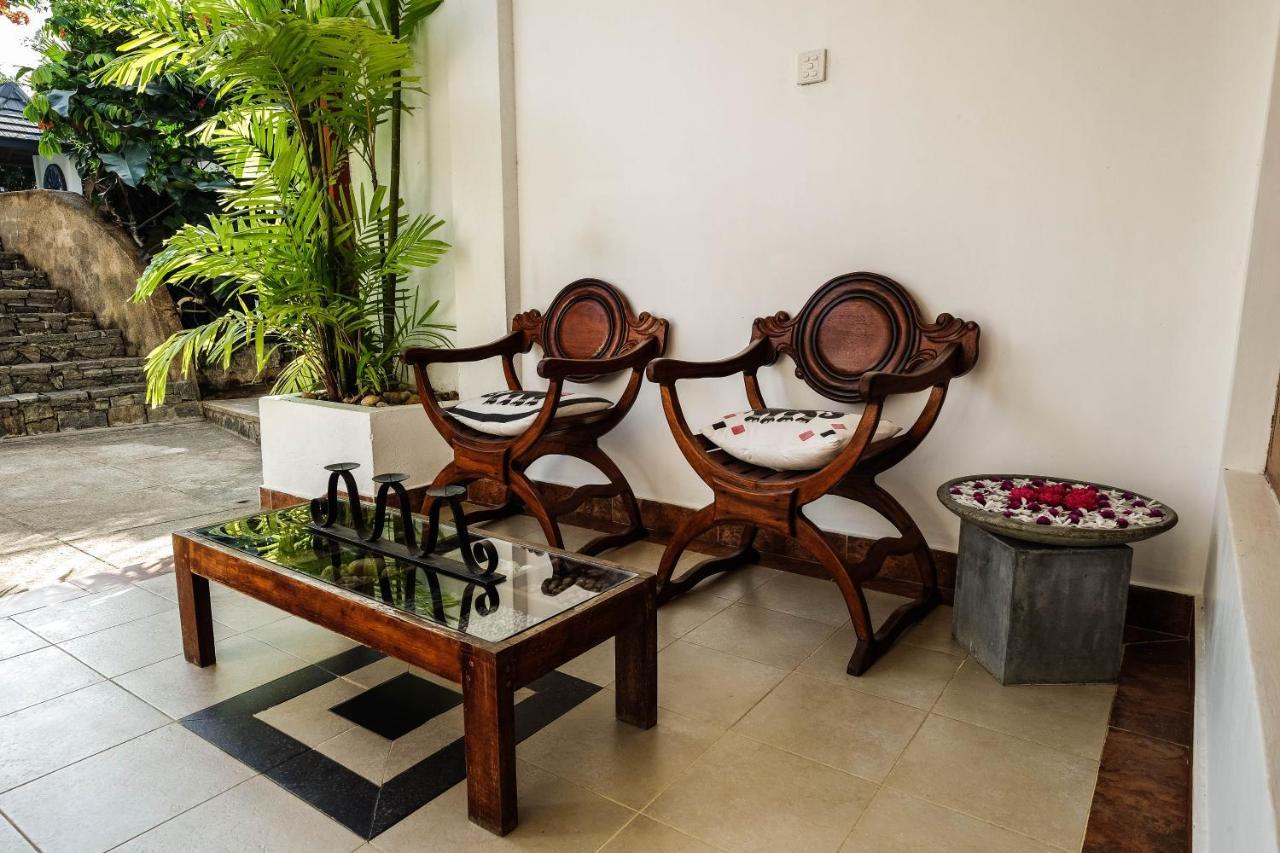 Elegant Hotel Канди Екстериор снимка