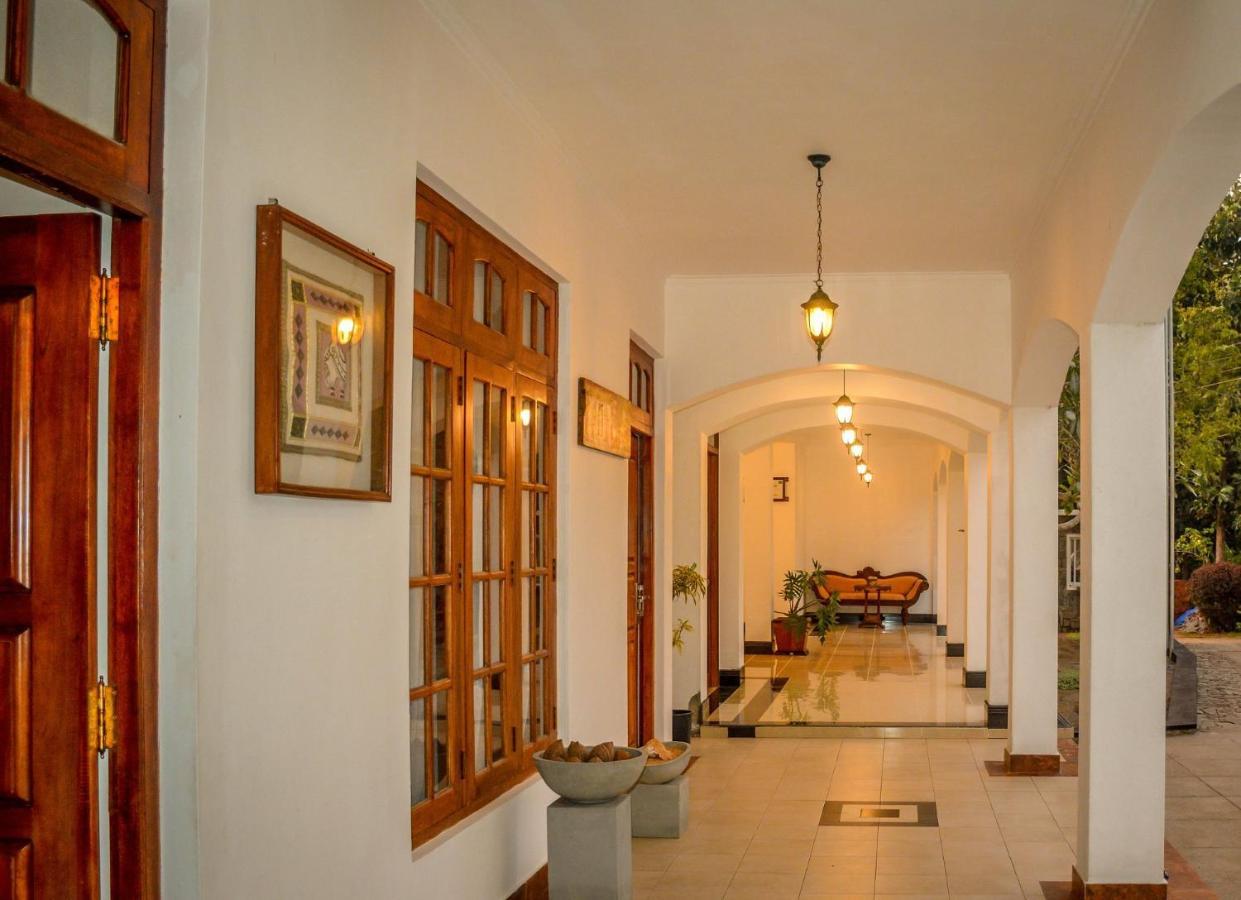 Elegant Hotel Канди Екстериор снимка