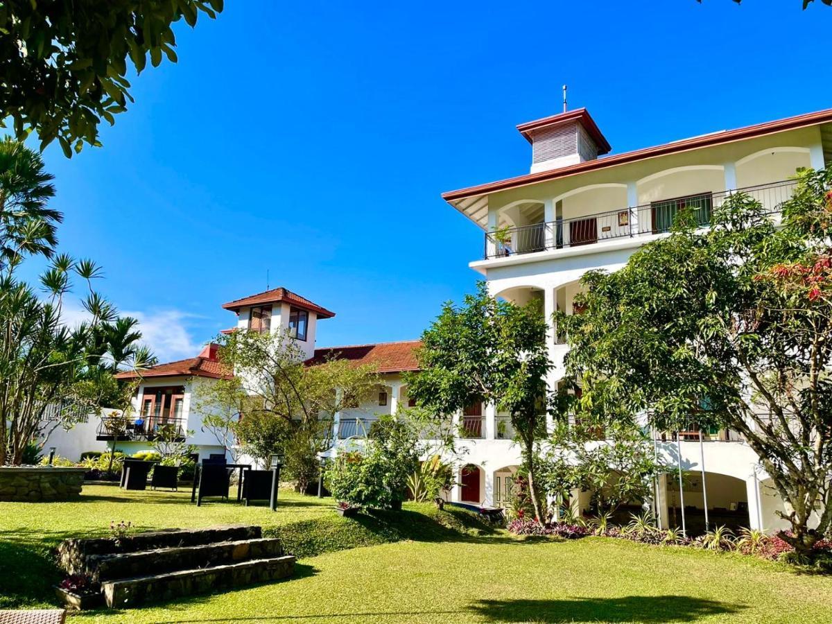 Elegant Hotel Канди Екстериор снимка