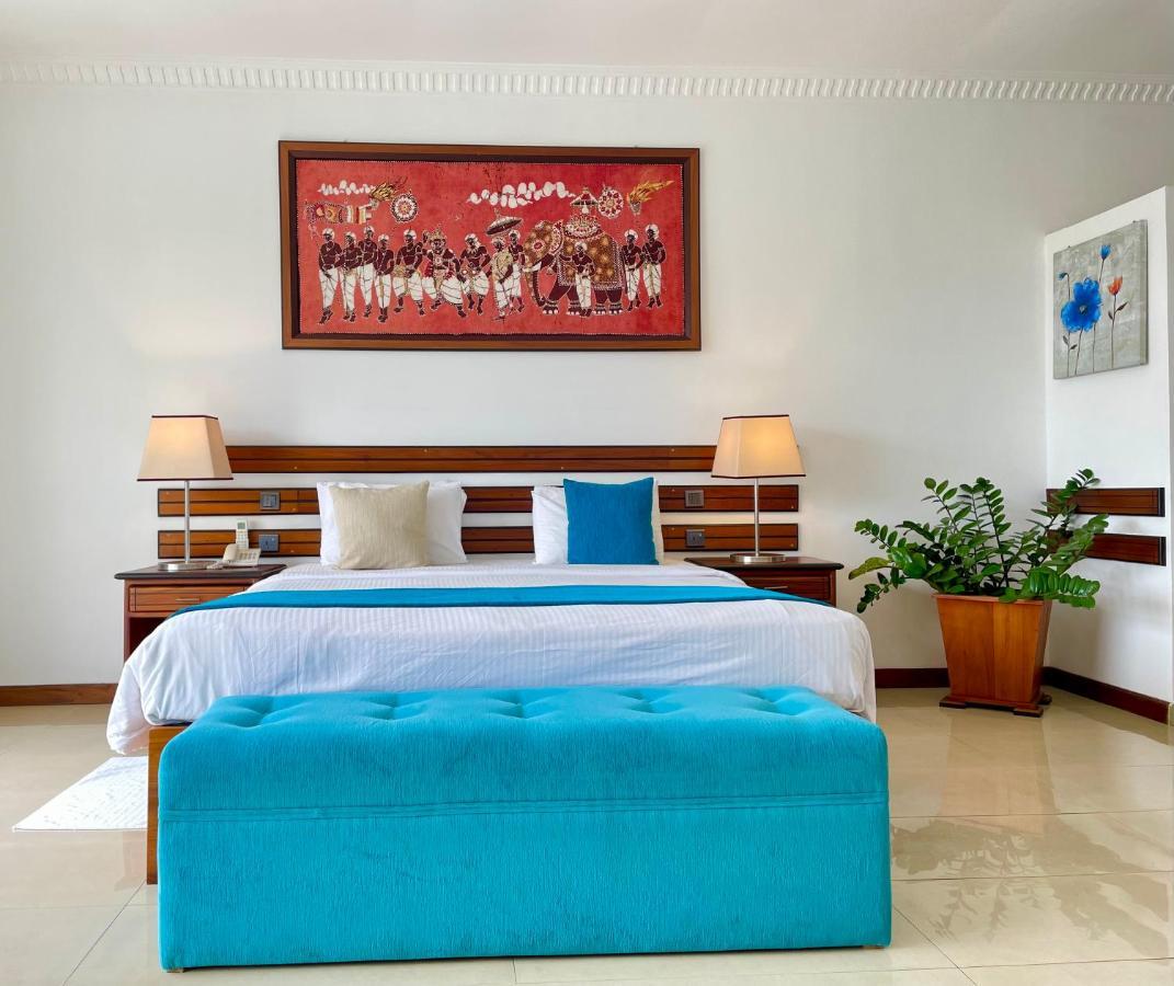 Elegant Hotel Канди Екстериор снимка