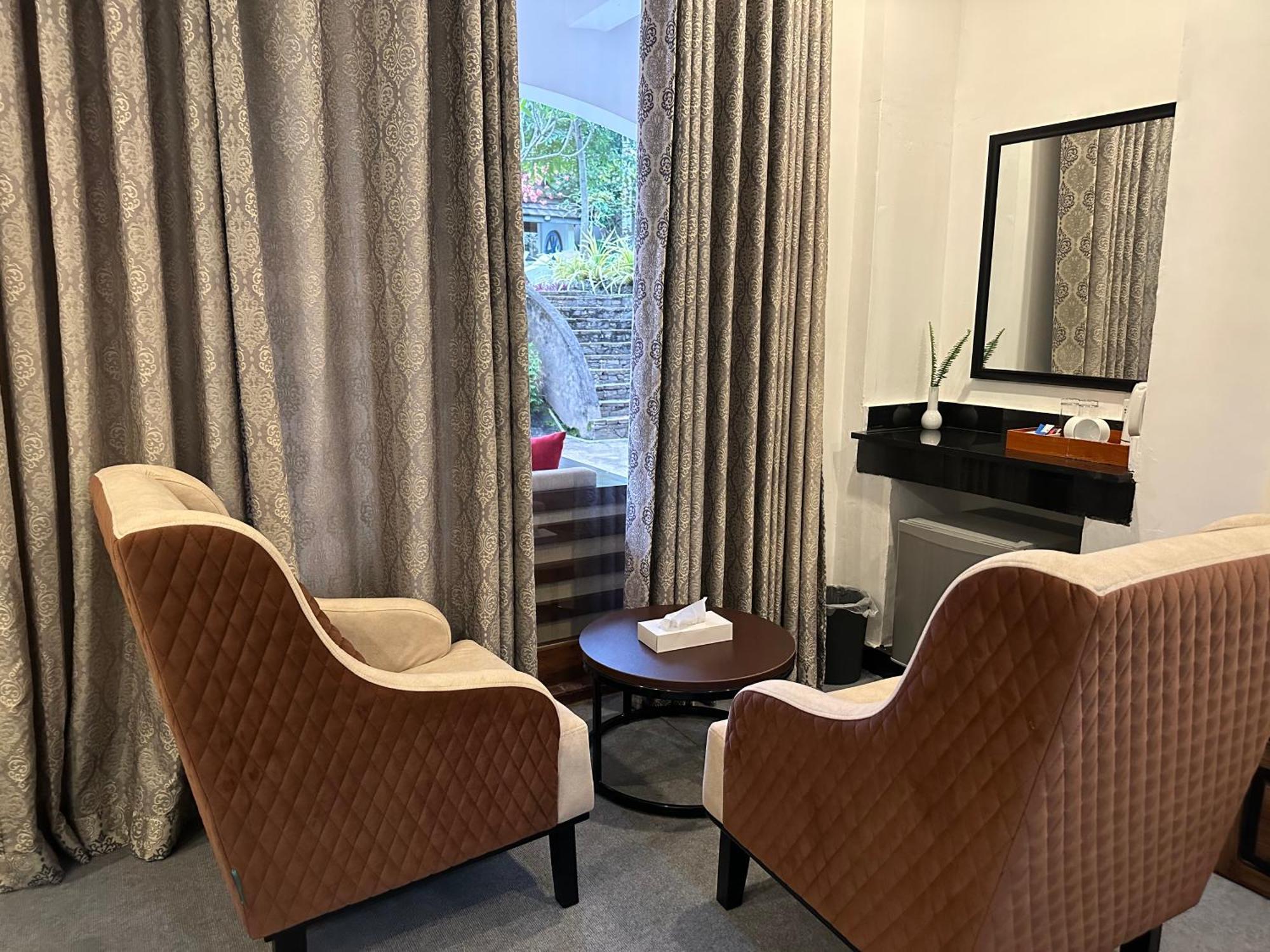 Elegant Hotel Канди Екстериор снимка