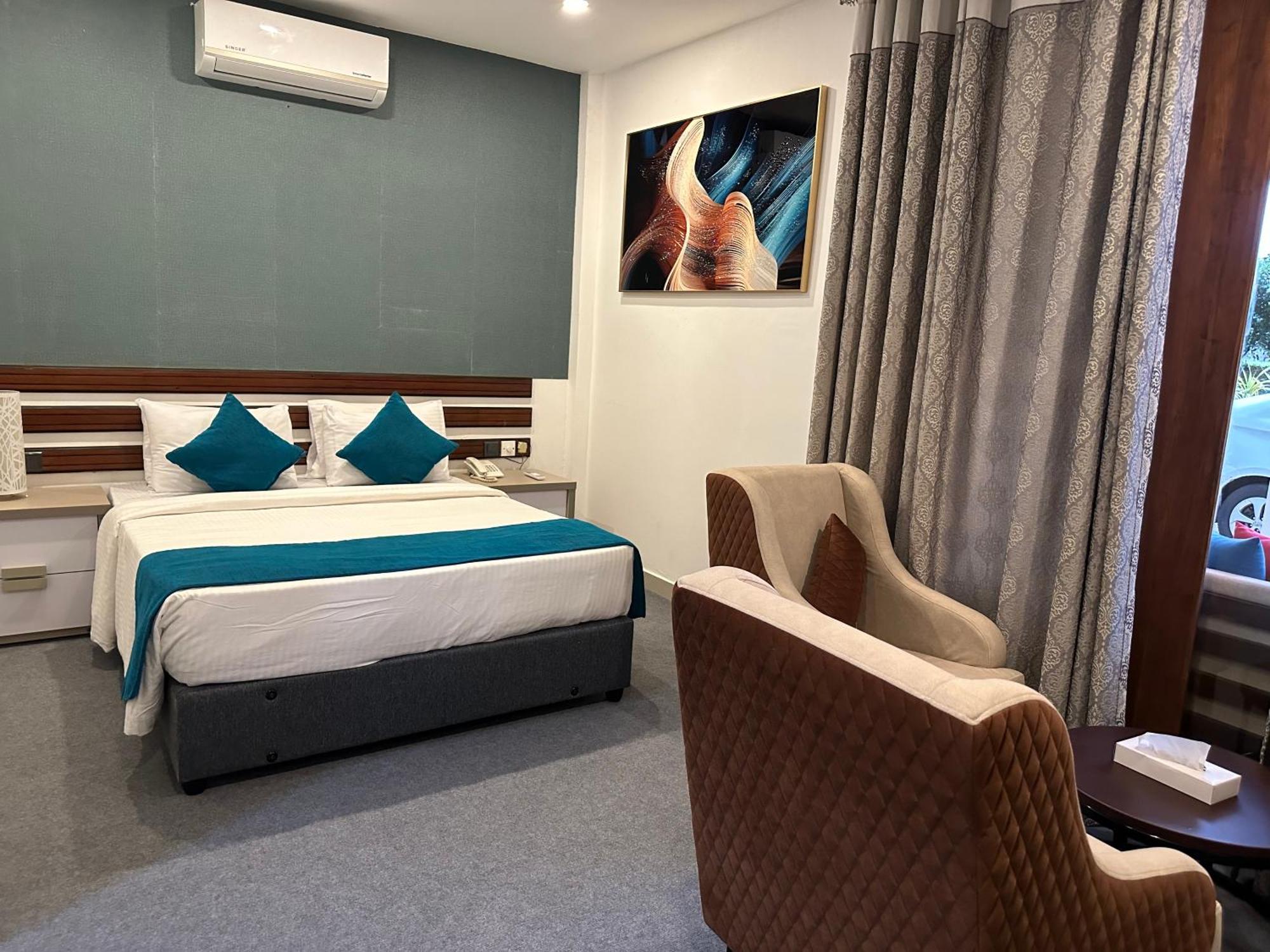 Elegant Hotel Канди Екстериор снимка