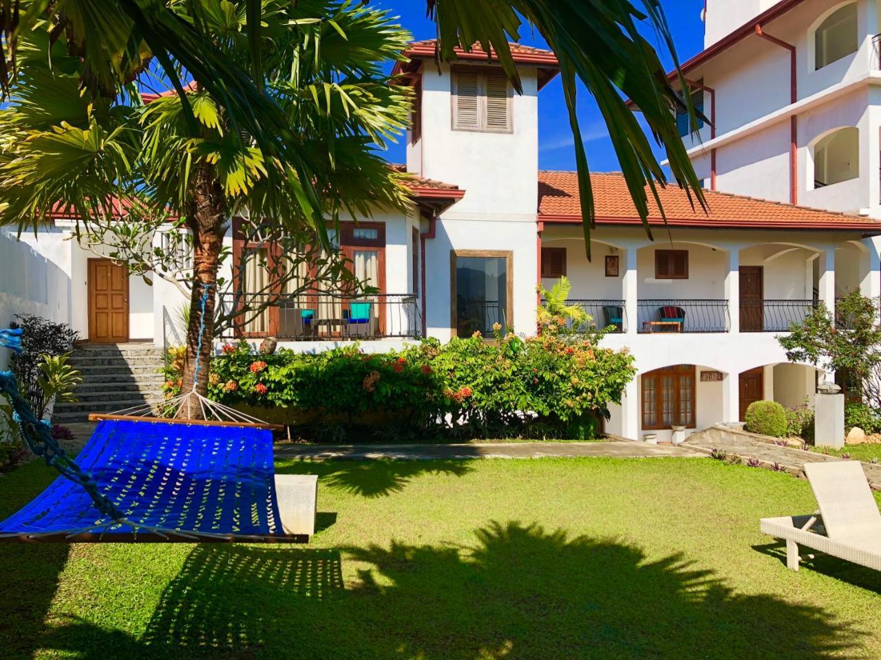 Elegant Hotel Канди Екстериор снимка